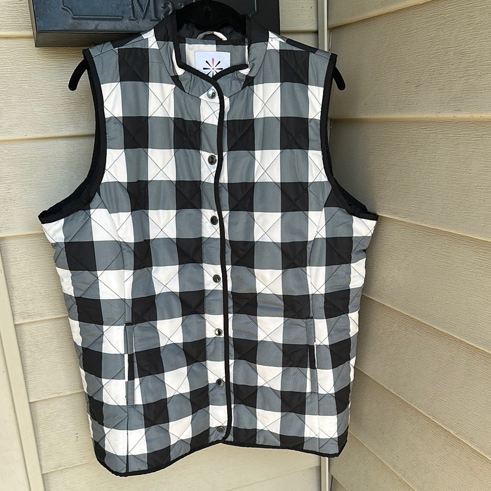 Brand new NWOT Isaac Mizrahi Live Black and White Checkered Vest, size Large